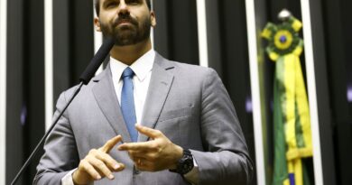 Moraes abre inquérito para investigar Eduardo Bolsonaro