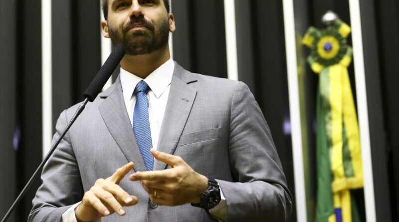 Moraes abre inquérito para investigar Eduardo Bolsonaro