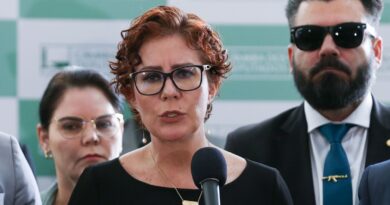 Moraes nega suspensão de processo contra Carla Zambelli 
