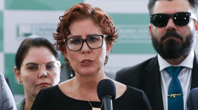 Moraes nega suspensão de processo contra Carla Zambelli 