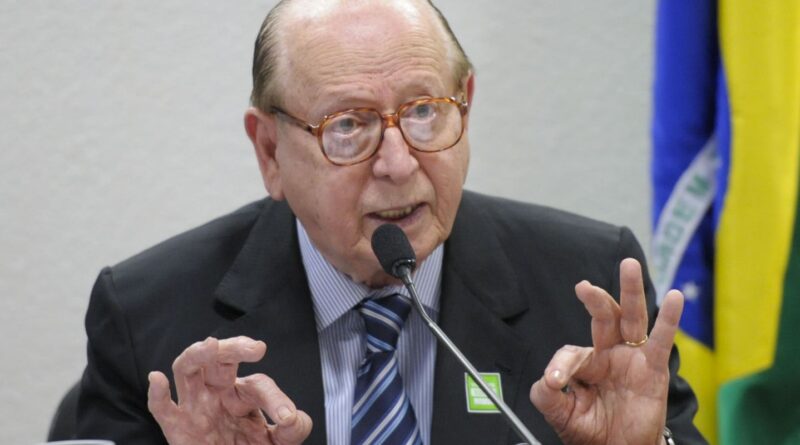 Morre no Rio, aos 97 anos, o escritor e gramático Evanildo Bechara