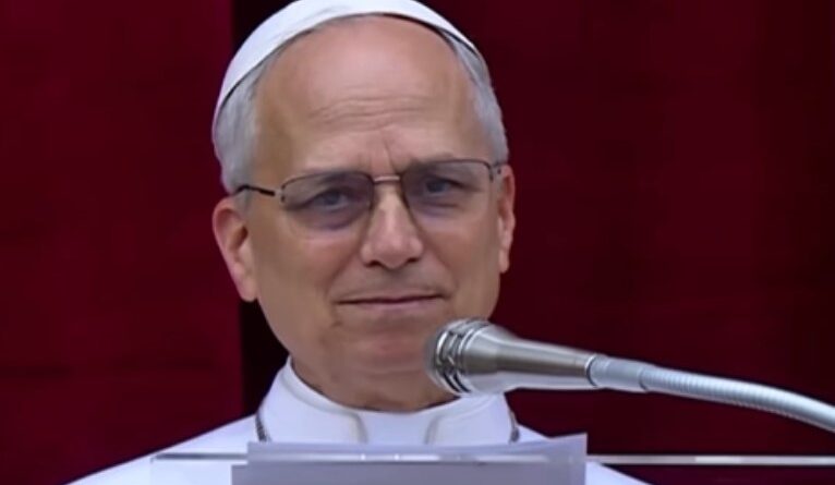 Na 1ª oração de domingo, Leão XIV pede paz nas guerras pelo mundo e deseja feliz dia das mães