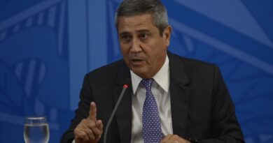 PGR defende que general Braga Netto siga em prisão preventiva