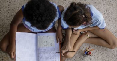 Peça teatral Hora da Saída alerta para riscos do cyberbullying