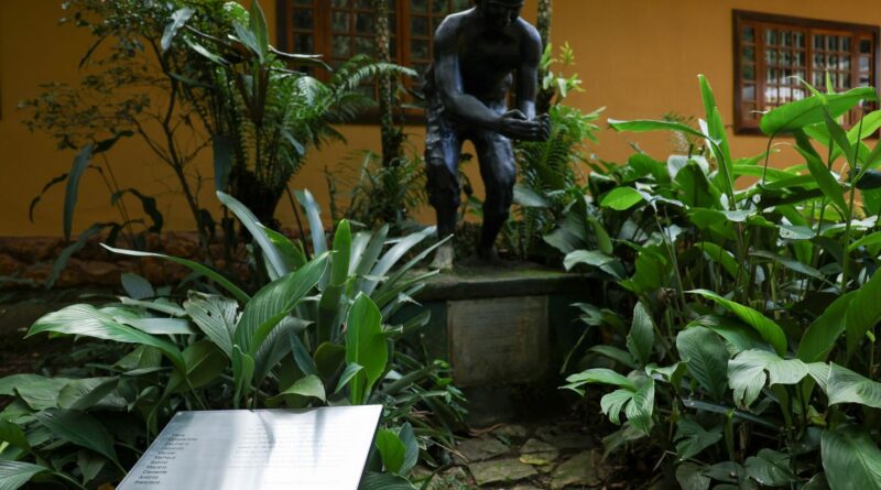 Placa homenageia 11 escravizados que reflorestaram Floresta da Tijuca