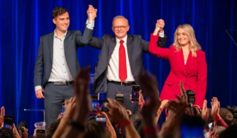 Primeiro-ministro australiano comemora reeleição após projeções iniciais