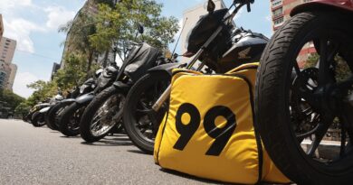 Procon-SP investiga Uber e 99 por oferta de mototáxi após proibição