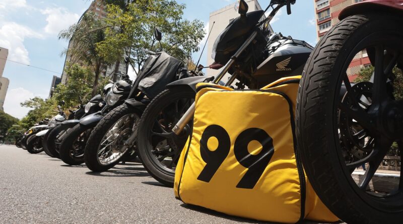 Procon-SP investiga Uber e 99 por oferta de mototáxi após proibição