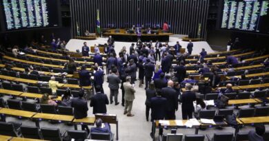 Projeto que aumenta número de deputados para 531 tem urgência aprovada