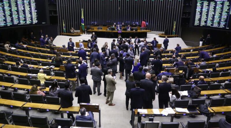 Projeto que aumenta número de deputados para 531 tem urgência aprovada