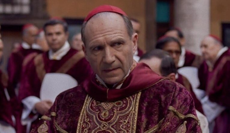 Ralph Fiennes é anunciado como Presidente Snow em novo filme de Jogos Vorazes