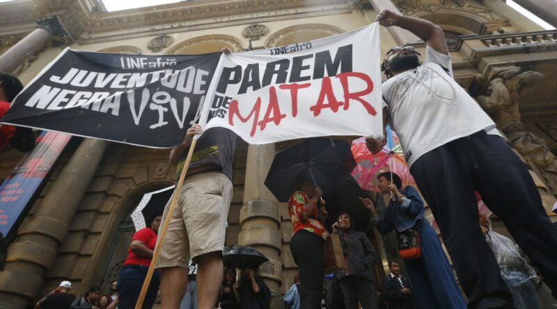 Risco de negro ser vítima de homicídio é 2,7 vezes maior no Brasil