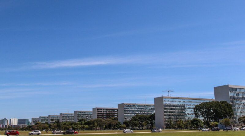 Senado aprova reajuste salarial de servidores federais