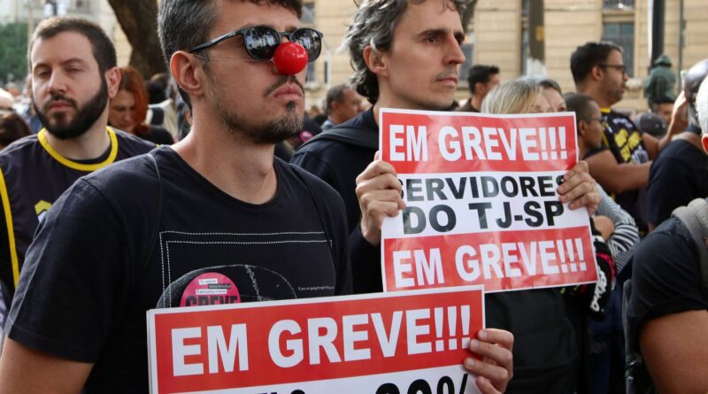 Servidores da Justiça de SP suspendem greve