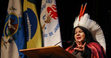 Sonia Guajajara é a primeira indígena doutora honoris causa da Uerj
