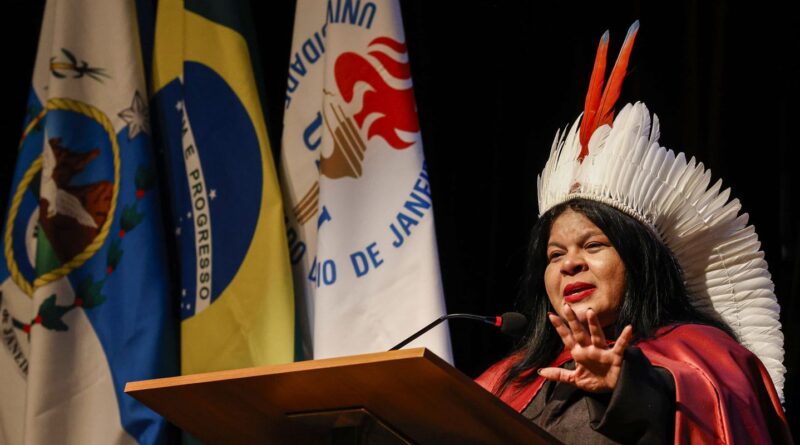 Sonia Guajajara é a primeira indígena doutora honoris causa da Uerj