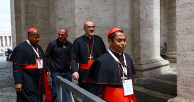 Todos os cardeais que votam no conclave já estão em Roma, diz Vaticano