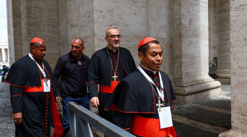 Todos os cardeais que votam no conclave já estão em Roma, diz Vaticano