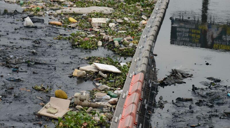 Três milhões de litros de chorume poluem a Baía da Guanabara por dia
