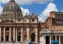 Vaticano registra fumaça branca; novo papa é eleito