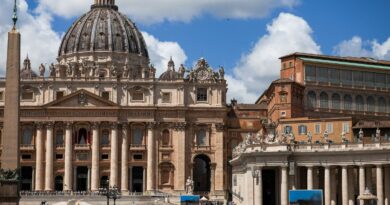 Vaticano registra fumaça branca; novo papa é eleito
