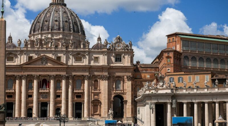 Vaticano registra fumaça branca; novo papa é eleito