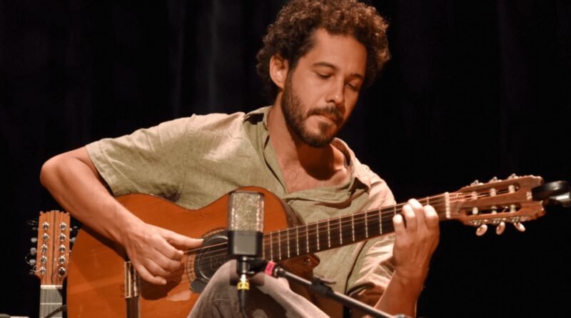 Viola caipira de Daniel Ganc embala Cena Musical na TV Brasil