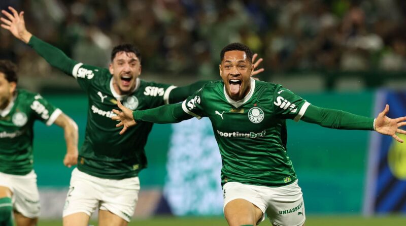 Vitor Roque marca nos acréscimos para levar Palmeiras à liderança