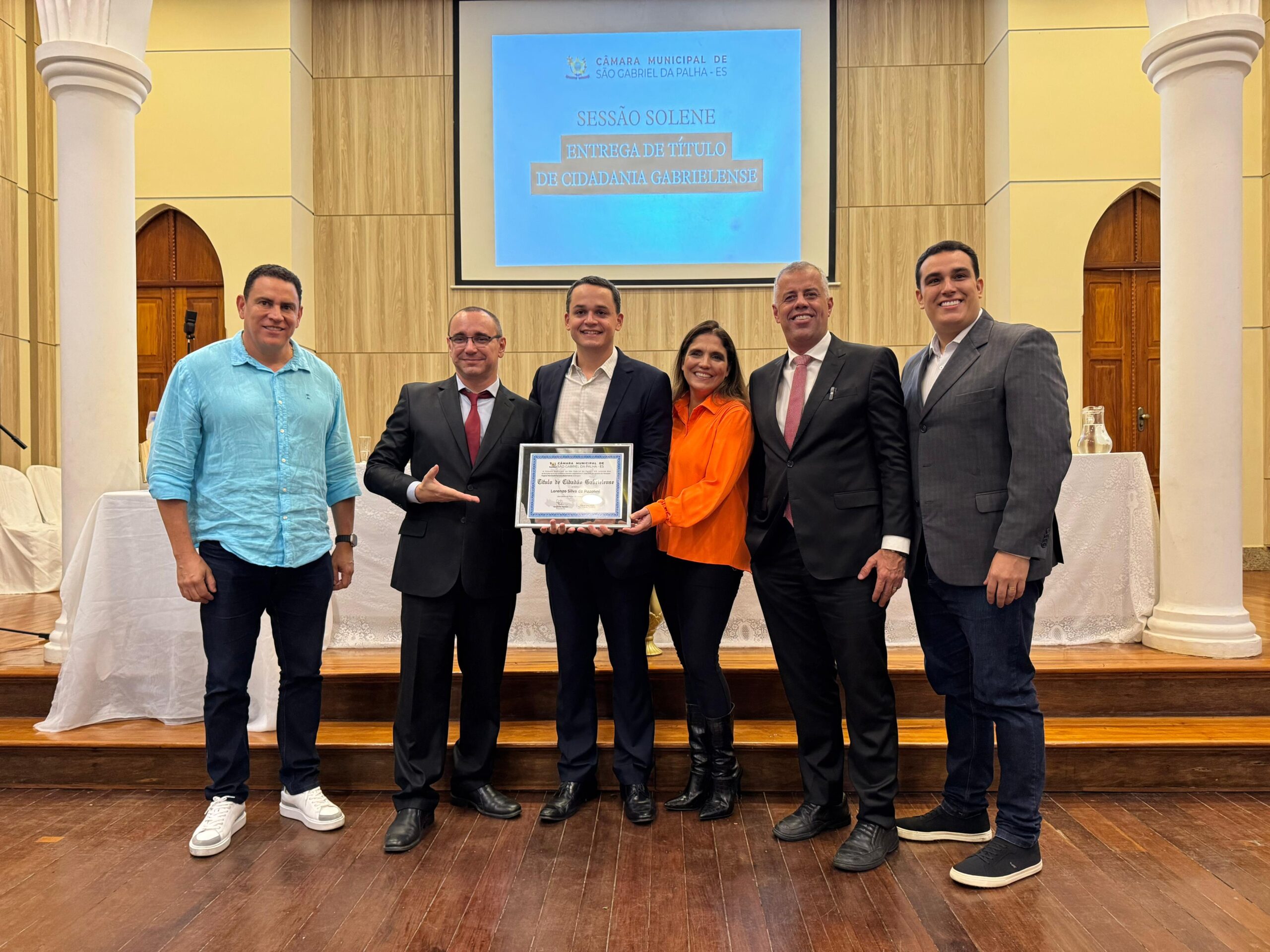 Prefeito Lorenzo Pazolini recebe título de Cidadão Gabrielense em cerimônia marcada por homenagens e conduzida pelo vereador Fagner Ferreira.