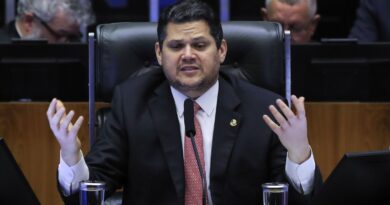 Alcolumbre lê requerimento que cria CPMI sobre fraudes no INSS