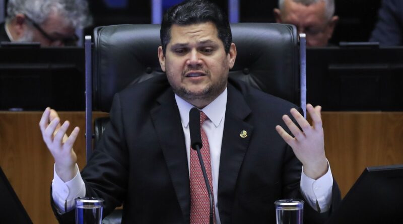 Alcolumbre lê requerimento que cria CPMI sobre fraudes no INSS