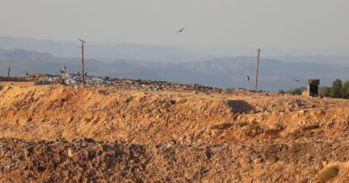 Após interdição, ato pede fechamento de lixão perto de Brasília