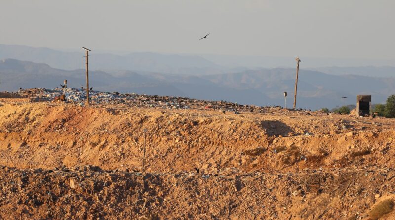Após interdição, ato pede fechamento de lixão perto de Brasília
