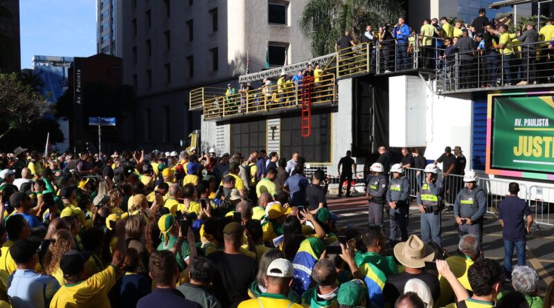Ato em SP reúne apoiadores de Bolsonaro contra julgamento no STF