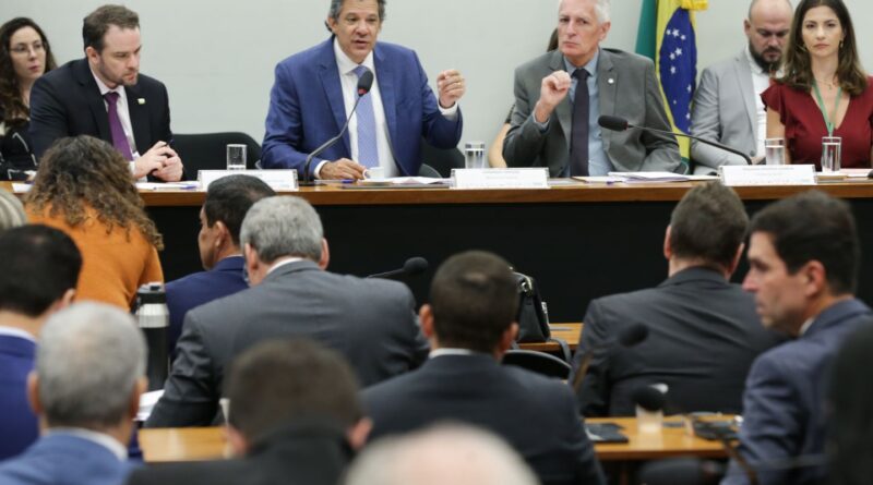 Audiência com Haddad é encerrada após tumulto entre deputados