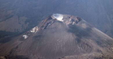 Brasileira cai durante trilha a vulcão e aguarda resgate na Indonésia