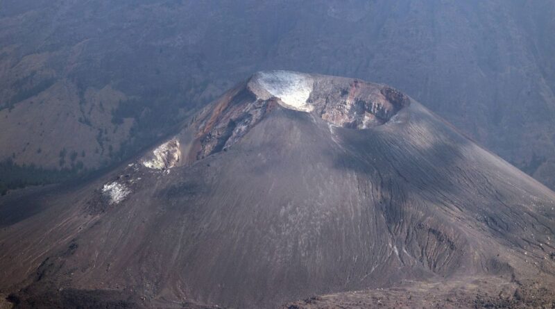 Brasileira cai durante trilha a vulcão e aguarda resgate na Indonésia