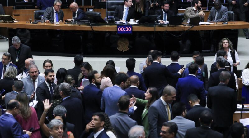 Câmara aprova urgência para suspender decreto do IOF