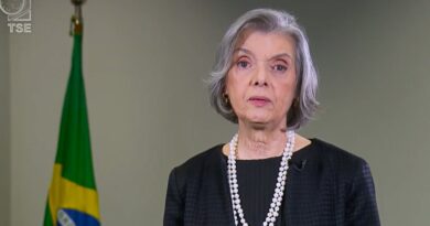 Cármen Lúcia vota pela responsabilização das redes por postagem ilegal