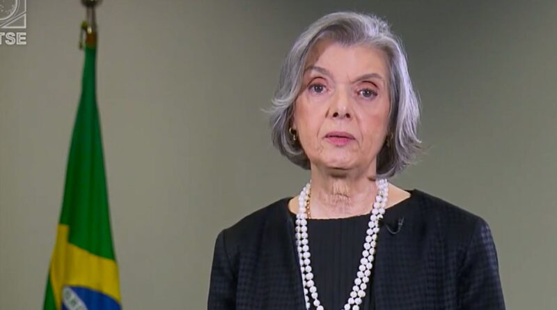 Cármen Lúcia vota pela responsabilização das redes por postagem ilegal