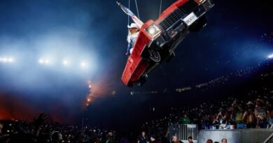 Carro cenográfico falha e deixa Beyoncé suspensa no ar durante show nos EUA