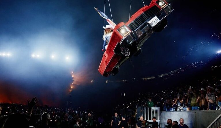 Carro cenográfico falha e deixa Beyoncé suspensa no ar durante show nos EUA