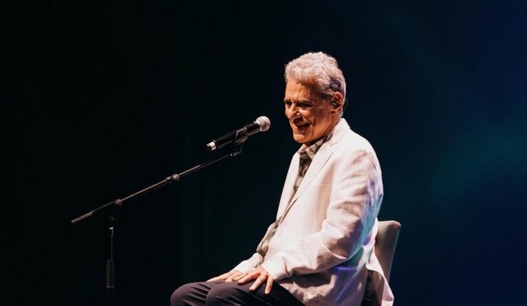 Chico Buarque recebe alta após cirurgia no crânio