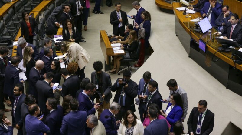 Congresso aprova usar emendas para salários de profissionais da saúde