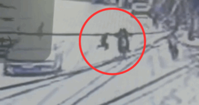 Criança morre atropelada por moto ao atravessar rua no ES; vídeo registrou acidente