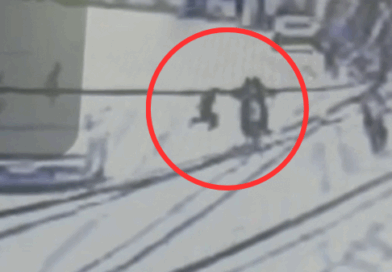 Criança morre atropelada por moto ao atravessar rua no ES; vídeo registrou acidente