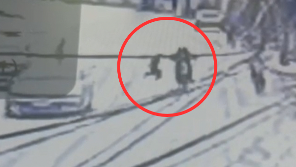 Criança morre atropelada por moto ao atravessar rua no ES; vídeo registrou acidente