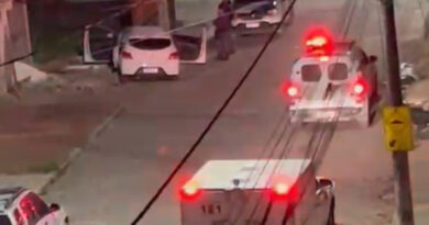 Dois jovens são assassinados a tiros dentro de carro no Centro de Sooretama