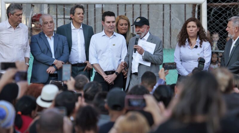 Em visita à Favela do Moinho, Lula assina acordo habitacional