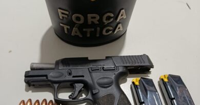 Homem é levado para delegacia após flagrante de arma dentro de carro em Nova Venécia